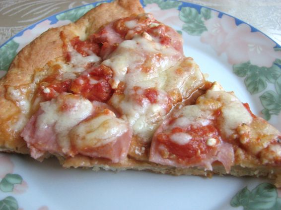 Снимка 1 от рецепта за Пица с шунка, сирене и кашкавал - вaриант 2