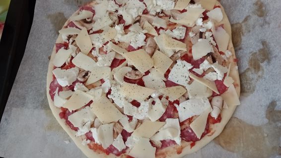 Снимка 11 от рецепта за Пица с шунка, сирене и кашкавал - вaриант 2
