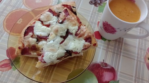 Снимка 12 от рецепта за Пица с шунка, сирене и кашкавал - вaриант 2