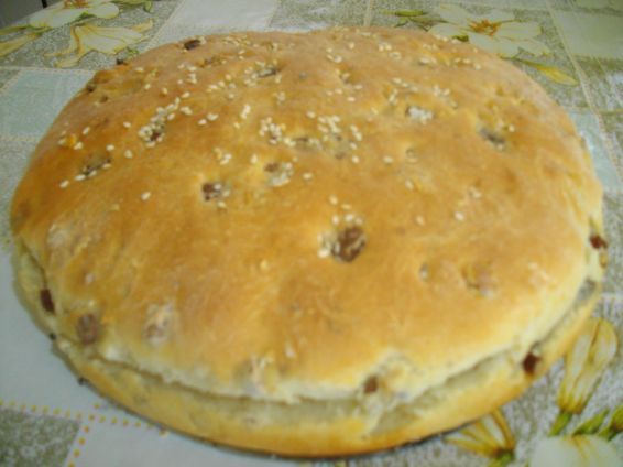 Снимка 2 от рецепта за Селска питка със салам и орехи