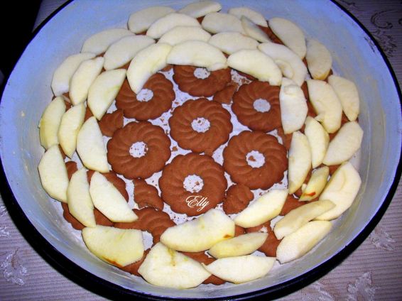 Снимка 2 от рецепта за Сладкиш с ябълки и какао