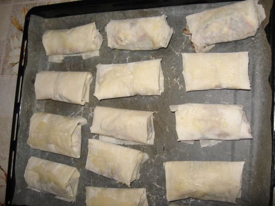 Снимка 2 от рецепта за Вкусни пликчета с пилешко месо, гъбки и топено сирене Снимка 2 от рецепта за Вкусни пликчета с пилешко месо, гъбки и топено сирене