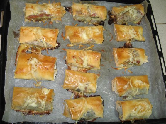 Снимка 3 от рецепта за Вкусни пликчета с пилешко месо, гъбки и топено сирене Снимка 3 от рецепта за Вкусни пликчета с пилешко месо, гъбки и топено сирене
