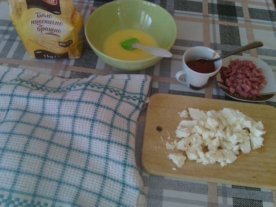 Снимка 3 от рецепта за Закуски-кошници със сирене, колбас, апетитка и чубрица