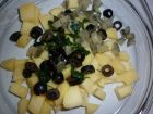 Рецепта за Картофена салата с кисели краставички и маслини