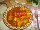 Рецепта за Пресни картофи с наденица и доматен сос