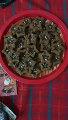 Коледни джинджифилови линцер бисквитки с формата на звезда с шоколадов сос