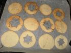 Снимка 2 от рецепта за Двойни коледни сладки с конфитюр - Линцер сладки (Linzer cookies)