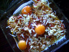 Яйца върху домати на фурна