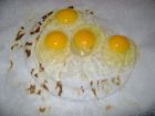 Печени яйца върху хартия