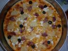 Пица с моцарела, ананас и маслини