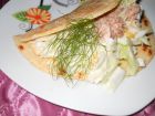 Тортиля със салата и риба тон