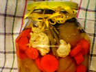 Снимка 2 от рецепта за Туршия от зелени доматчета, моркови и цветно зеле